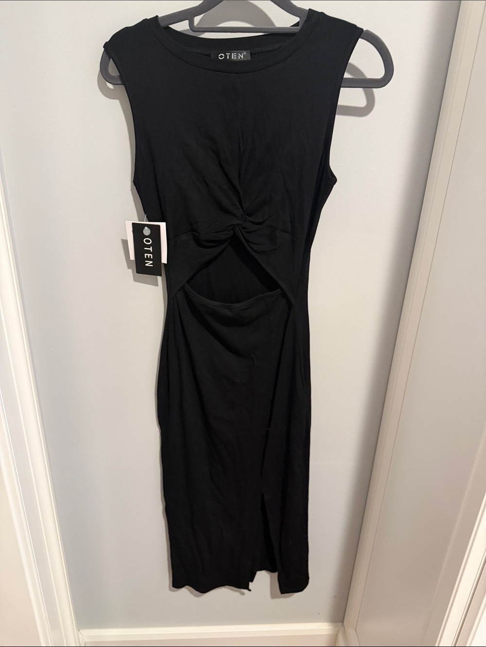 OTEN Black Sleeveless Midi Dress with Front Knot and Cutout